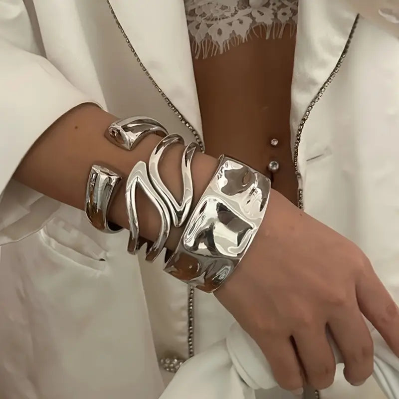 3pcs Women's Metal Bracelet Set - Golden Hammer Pattern, Irregular High-Quality Holiday Bracelet Set with Star & Moon Charms