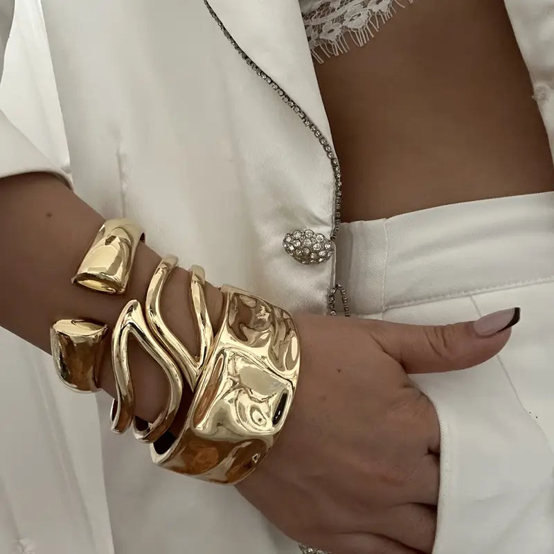 3pcs Women's Metal Bracelet Set - Golden Hammer Pattern, Irregular High-Quality Holiday Bracelet Set with Star & Moon Charms