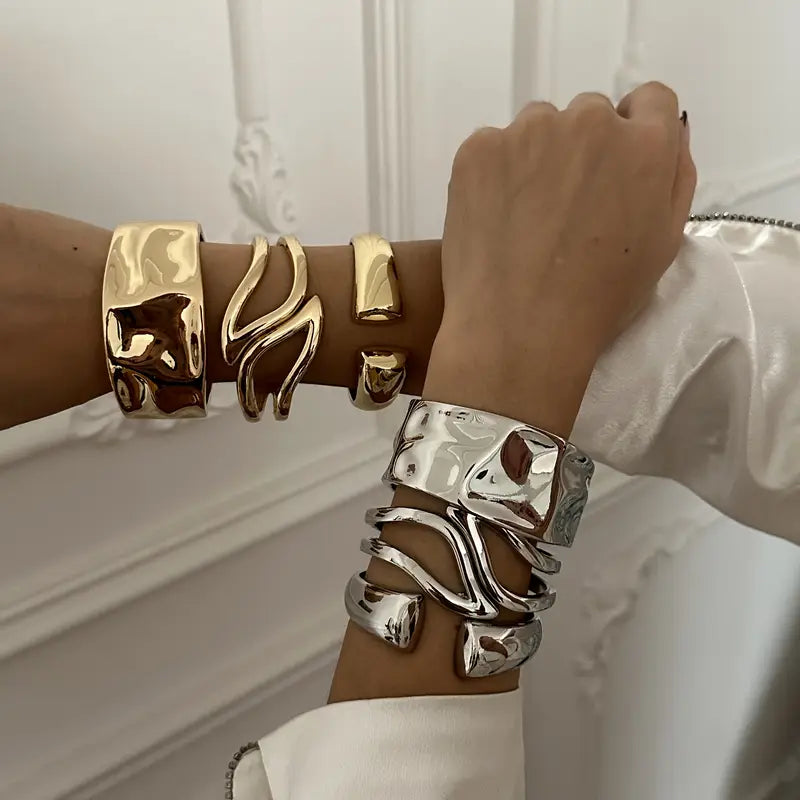 3pcs Women's Metal Bracelet Set - Golden Hammer Pattern, Irregular High-Quality Holiday Bracelet Set with Star & Moon Charms