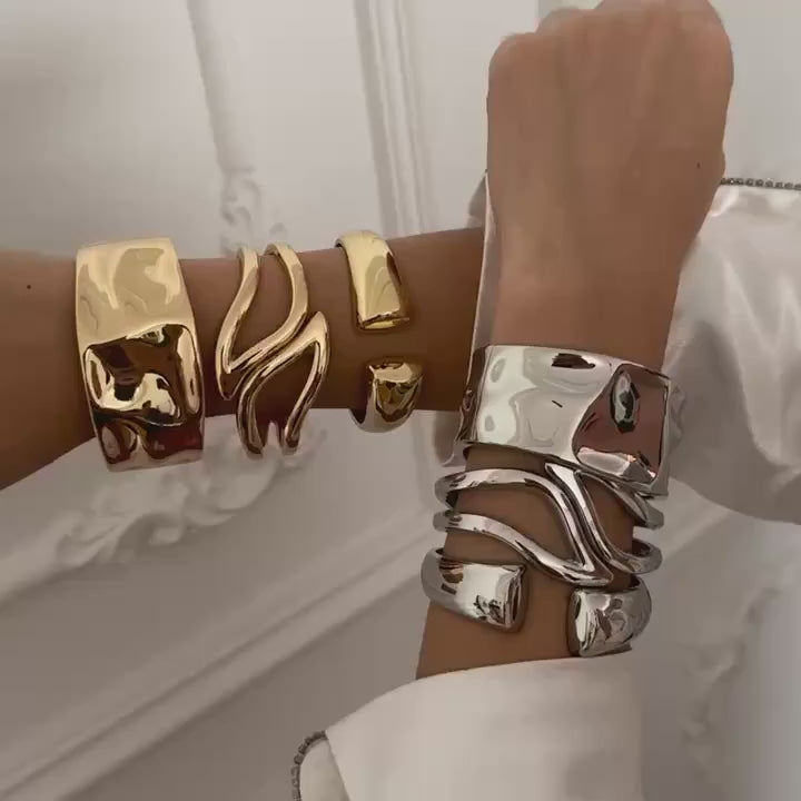 3pcs Women's Metal Bracelet Set - Golden Hammer Pattern, Irregular High-Quality Holiday Bracelet Set with Star & Moon Charms